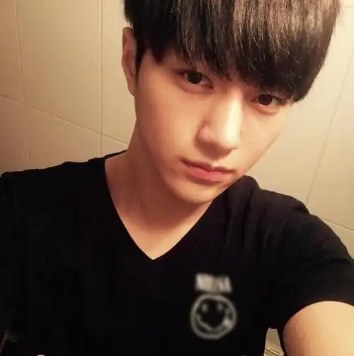 韩流在线-今日亚洲=       韩国男团infinite成员l金明洙自拍照公开