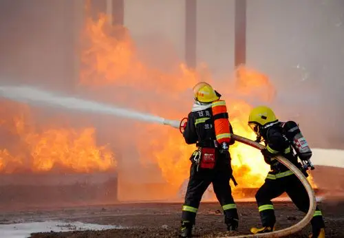 闯化工爆燃大火现场入高层火海救人甘肃开展应急消防救援演练