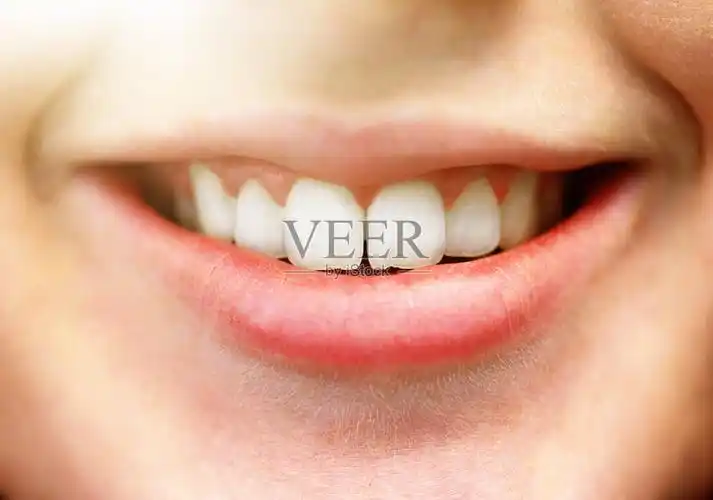 一个年轻女子微笑的嘴的特写