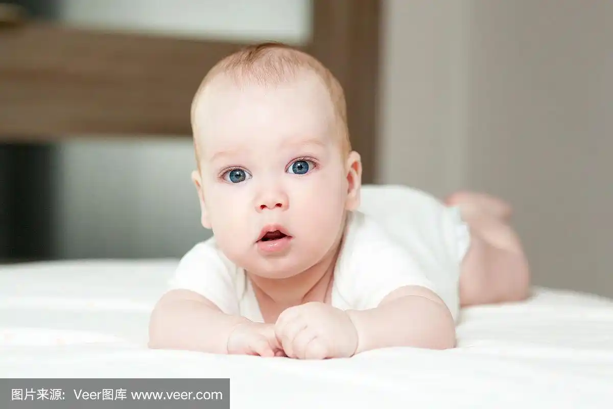 可爱漂亮的大眼睛宝宝躺在床上