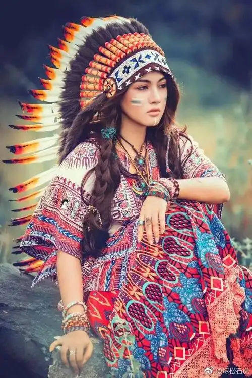 头饰鹰羽冠,是印第安人服饰的一大特色