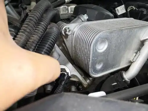 宝马-宝马3系(进口) 低速转向有异响,水箱漏水