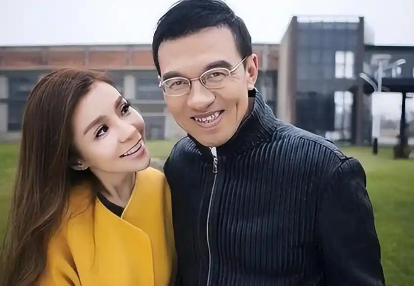 央视主持朱迅:嫁湖南农村,"倒贴"丈夫一套房,将公婆宠成孩子