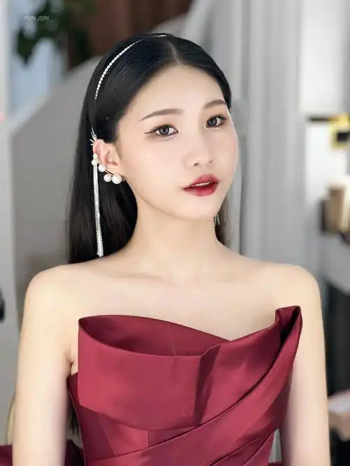 今日试妆鹅蛋脸女孩的礼服造型甜美可爱