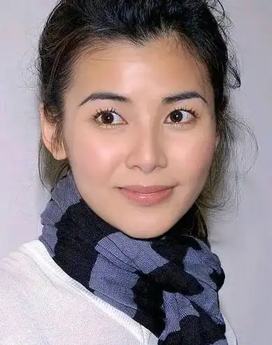 蒙嘉慧喜欢浓黑的眉妆