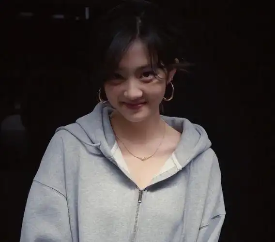 黄磊16岁大女儿分享近照,许久不见气质大变,引网友热议