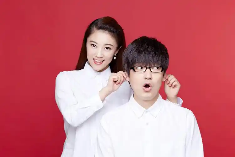 玖月奇迹成员结婚证件照曝光甜蜜吻脸颊