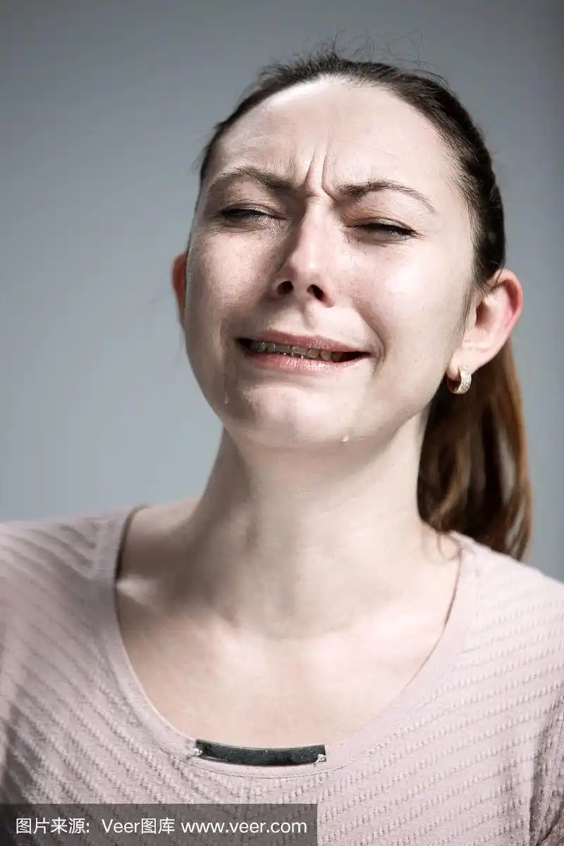 特写镜头是脸上流泪的女人