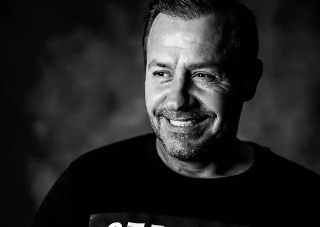 45岁帅气男星陈尸家中,一个月前才刚刚宣布离婚_威利·海伦