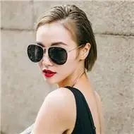 比较拽比较酷短发墨镜女生头像霸气十足吧
