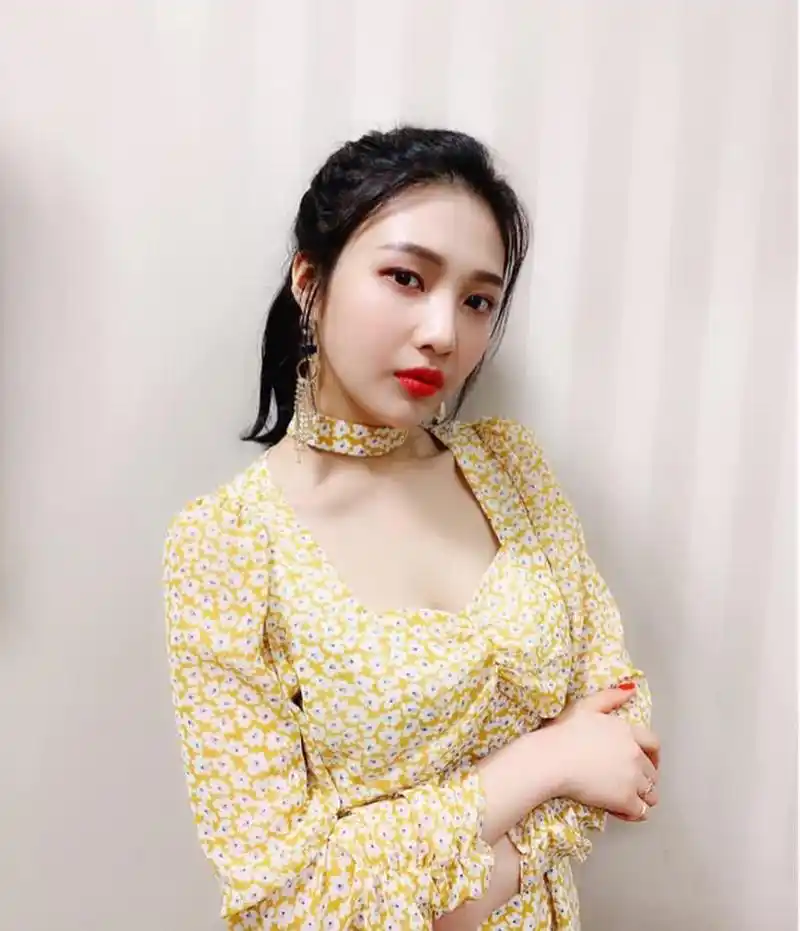 果汁美貌 joy朴秀荣日常私服穿搭分享 joy身材真的厉害,前凸后翘!