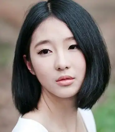 大脸高额头塌鼻梁适合什么发型