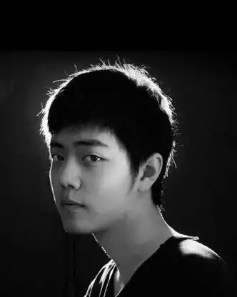 肖战大学时期青涩旧照,曾是学校校草,这颜值一看就没整过容