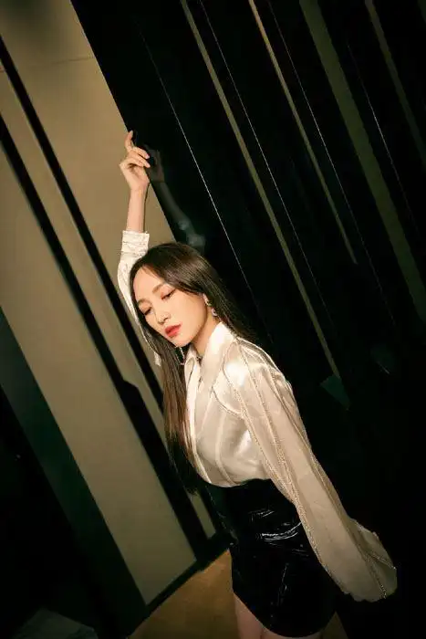 孟佳图片 孟佳衬衫皮裙甜酷超a写真图片