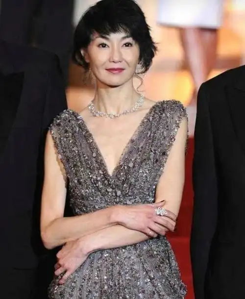 许久未路面的女神张曼玉近期在豪宅内做饭,让人感叹美人迟暮!