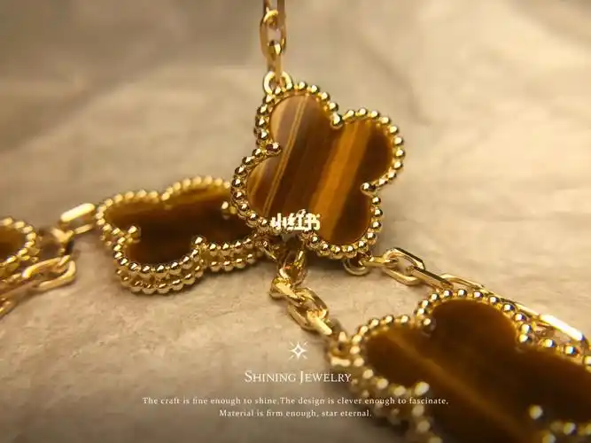 天然的虎眼石纹路会随着不同角度的光线呈现不同颜色,阳光照在上面会