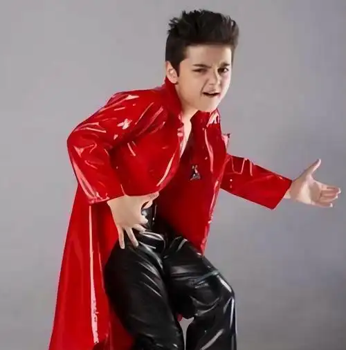 在父亲的指点下,阿尔法将街舞,摇滚舞,以及新疆民族舞融为一体,形成了