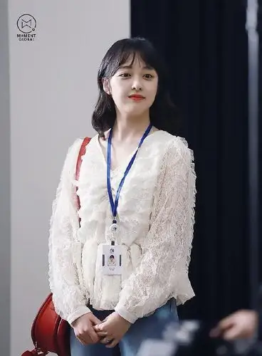 她的私生活金保罗撞脸崔雪莉一身蕾丝收腰配牛仔超干练