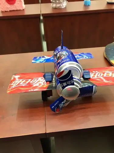 利用废弃的易拉罐做的飞机可以滑行