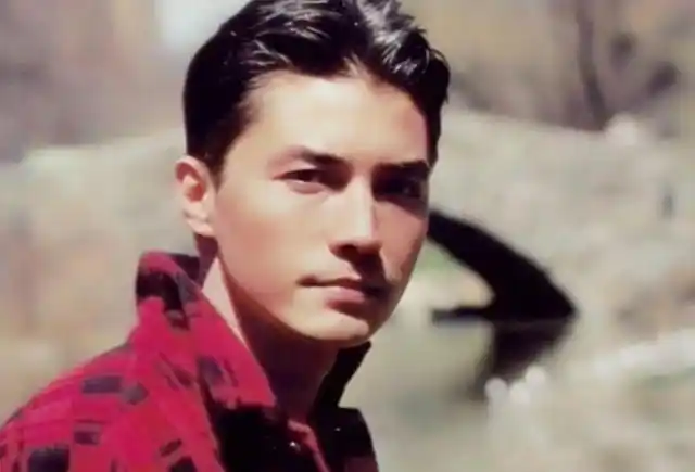 东方神颜·尊龙:无父无母无妻无子,孤身闯入好莱坞,后暗淡退圈