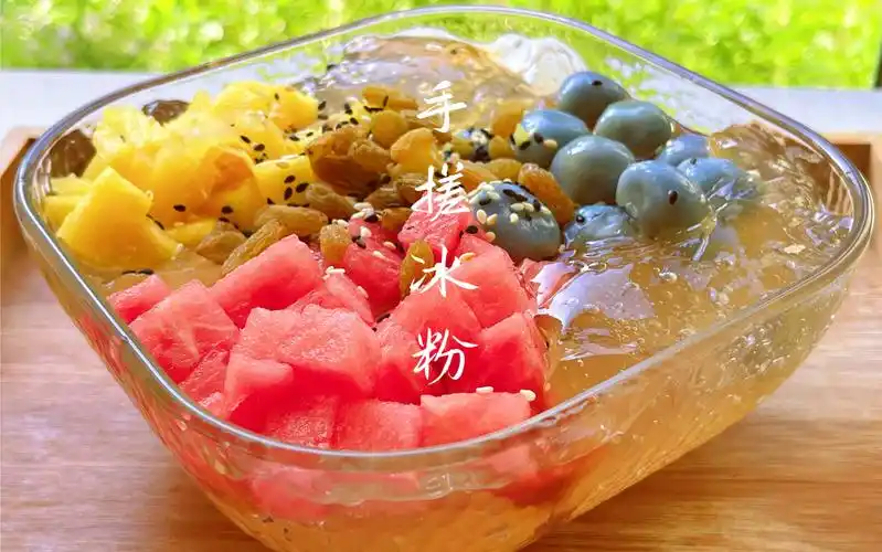 消暑必备,夏天来一碗清凉冰爽的手搓冰粉,入口滑嫩香甜适合摆摊