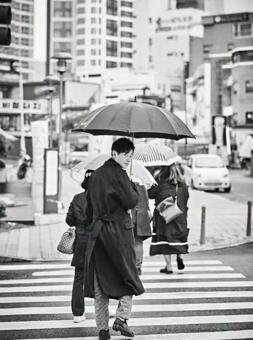 肌肉男:罗晋黑白街拍 沉稳低调尽显男人成熟魅力-小虾米