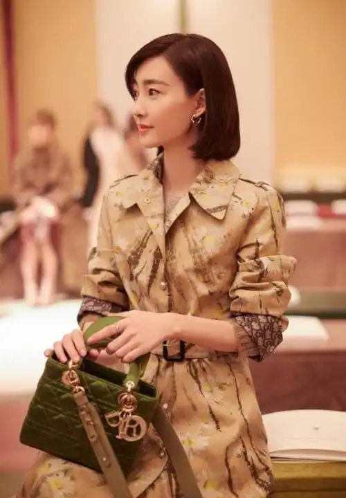 王丽坤不得了,穿"碎花"风衣优雅清纯,剪"波波头"发型更少女