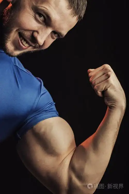 男子展示肱二头肌父と息子の大工otec a syn tesae