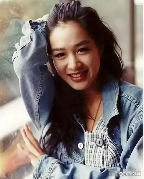 拍到的视频可以看出55岁钟丽缇皮肤蜡黄,又矮又胖,是旁边的女生两倍宽