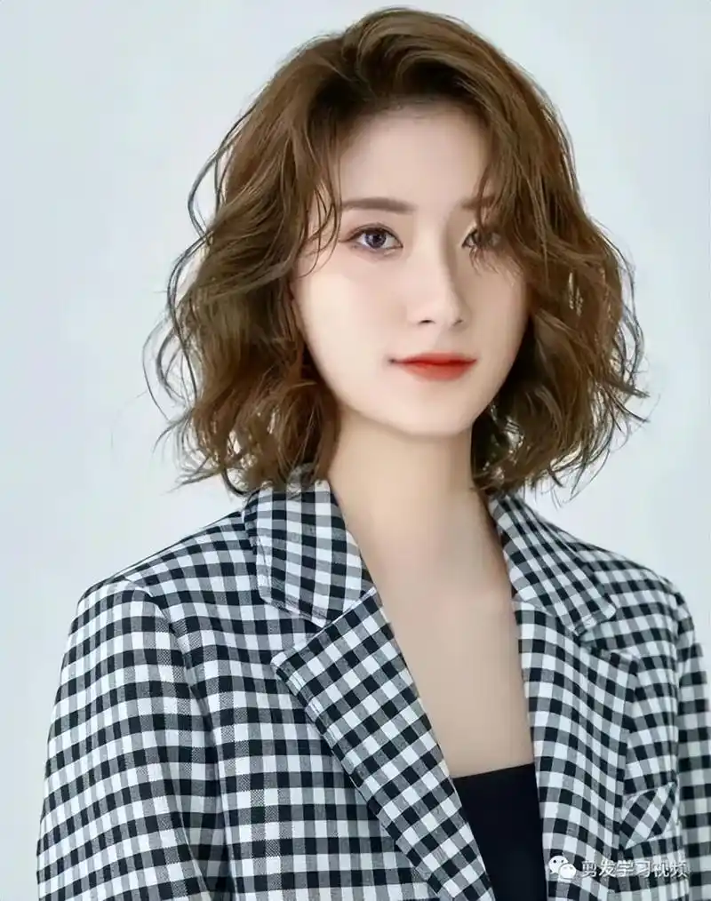 最近流行的"挂耳烫发"你知道吗?特别适合圆脸女生!优雅又减龄