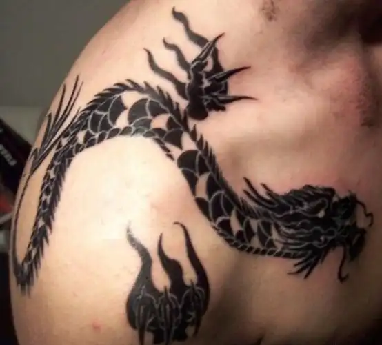 男子黑色过肩龙图腾纹身图片 - 找图案网