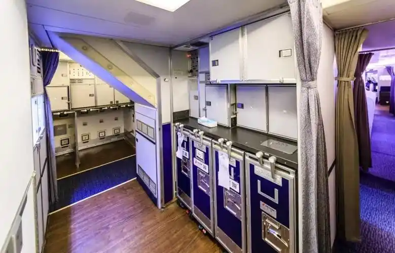 厨房还有咖啡机.从后往前走,穿过整个经济舱,就来到头等舱区域.