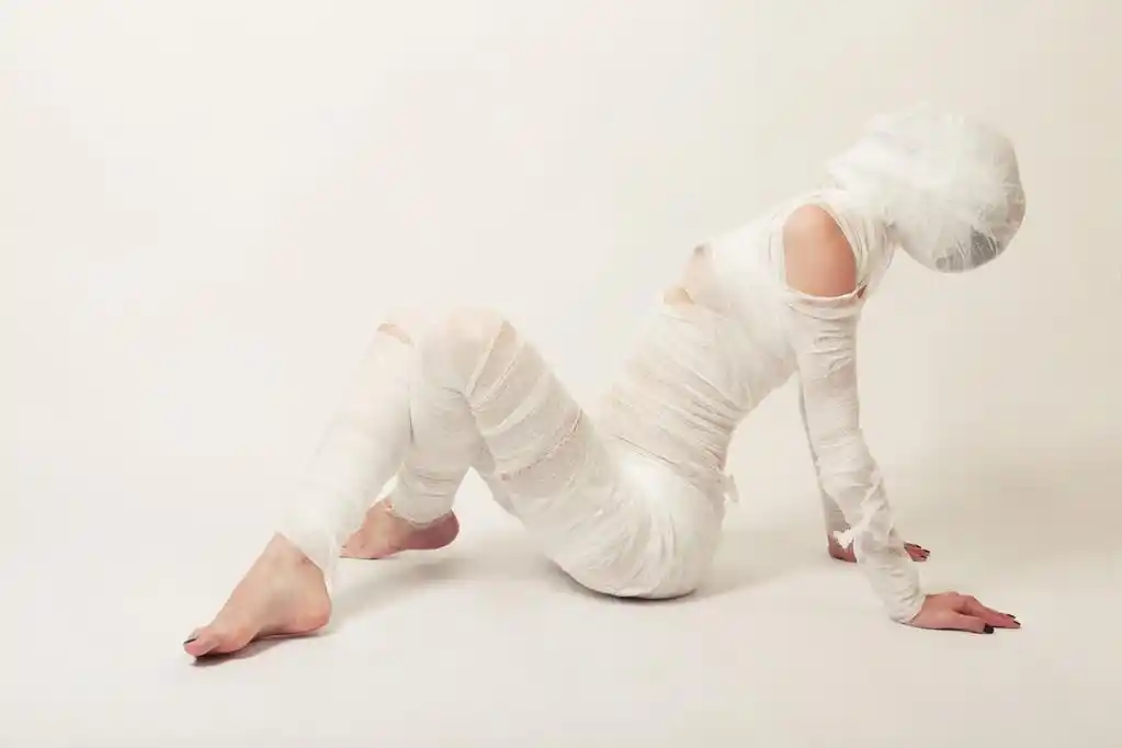 绷带的木乃伊,年轻漂亮的女人和绷带