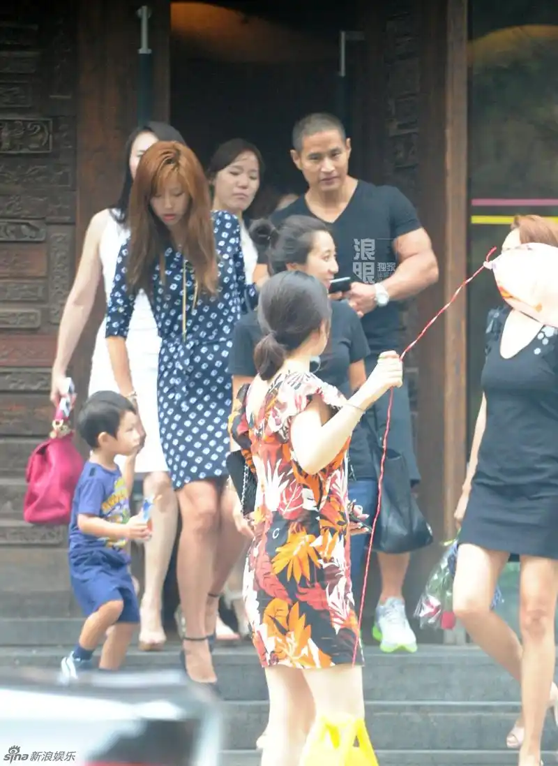 12】【明星】刘承俊带妻儿与美女吃饭拥抱告别