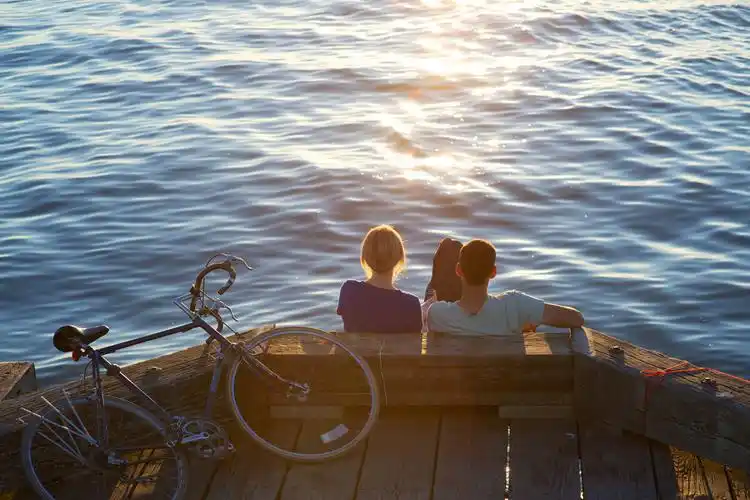 无题 br /> 傍晚,一对情侣坐在海边看日落