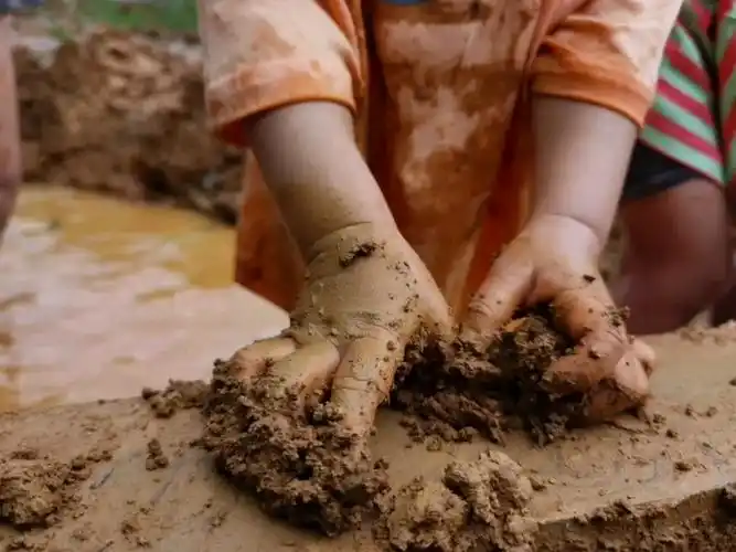 喜欢玩泥巴的小朋友