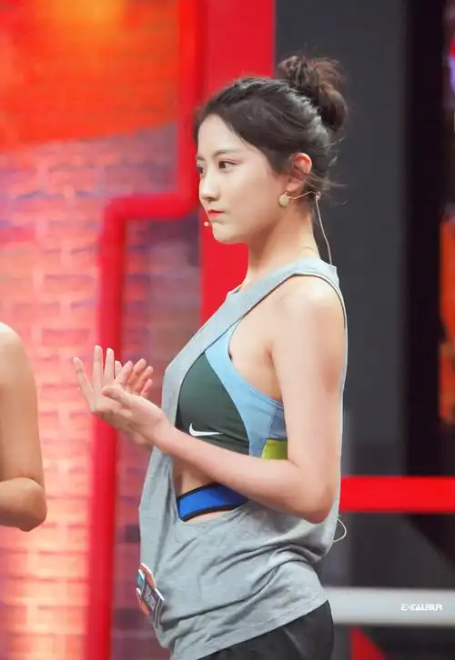 李艺彤节目花絮,运动风格穿搭,小姐姐大秀身材,颜值很美.