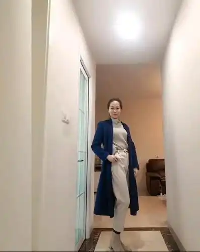 女人40豆腐渣已过时,40岁董洁青春时尚,新时代大龄女性尽显年轻