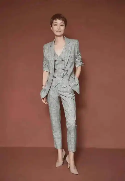 马伊琍离婚后带女儿亮相,蓝t恤配阔腿裤好高级,两女儿都像文章_时候