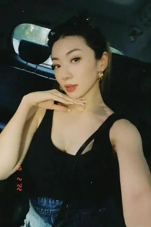 近日,郑恺前女友程晓玥官宣怀孕喜讯,她晒出了自己穿