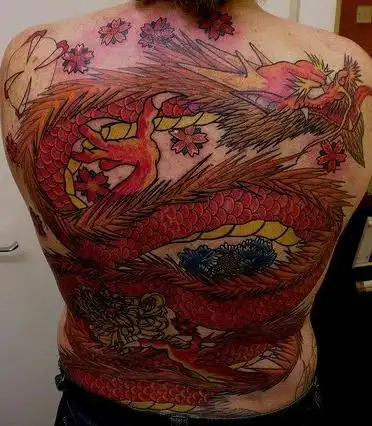 背部巨型的红色龙纹身图案
