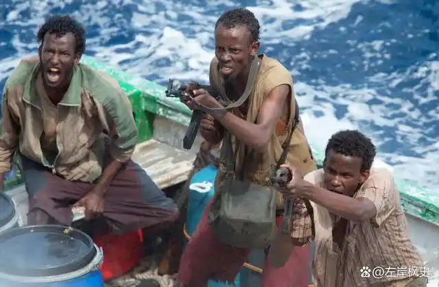 索马里海盗,是一群现代化的海盗,总人数超过1100人,分为多个团伙.