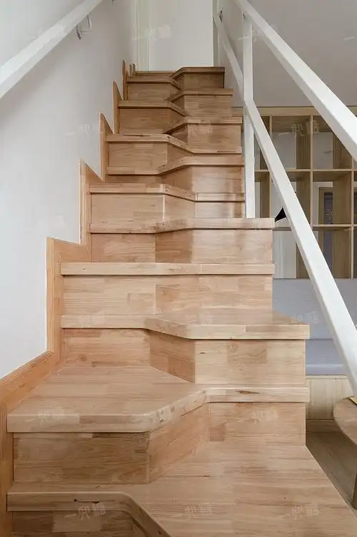 上部的采光窗为二楼书房西侧墙上留出用来给楼梯间"借光".