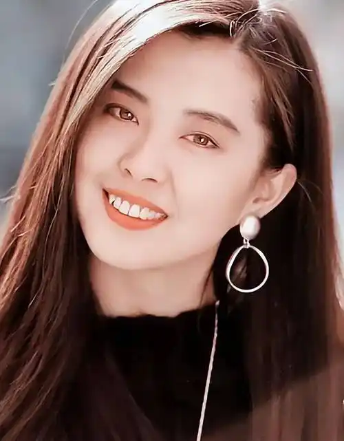 57岁王祖贤生日晒素颜近照 长发温柔气质娴静展现知性美_生活_岁月