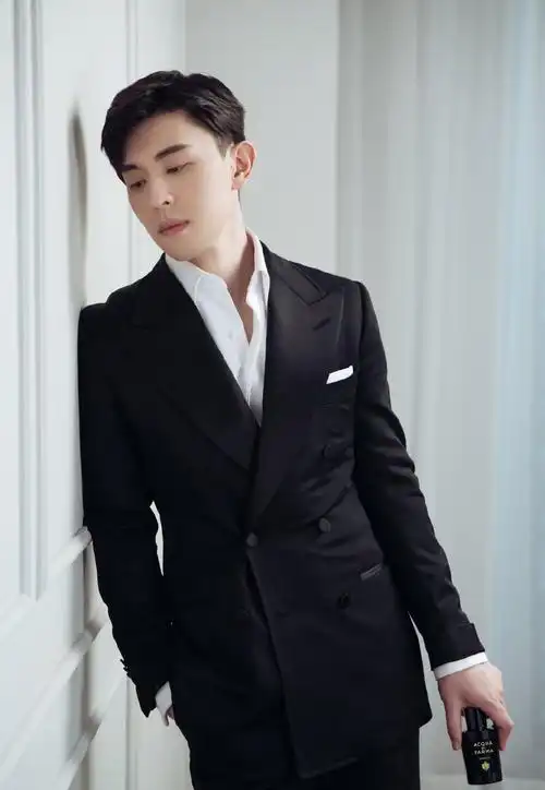 邓伦黑色西服帅气活动照图片,明星,写真,演员,帅哥,活动照,邓伦,大陆
