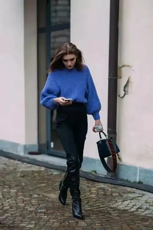 衣服灰色配蓝色好看吗