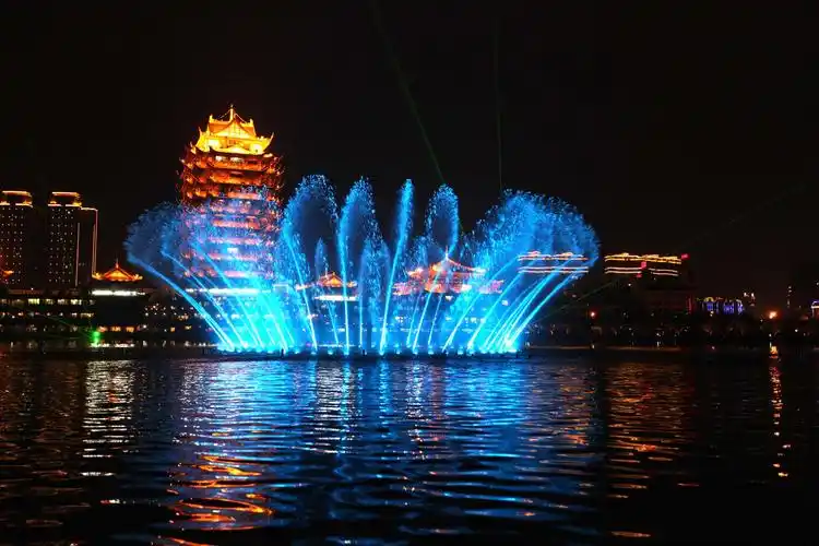 打卡眉山市东坡湿地公园,水街夜景