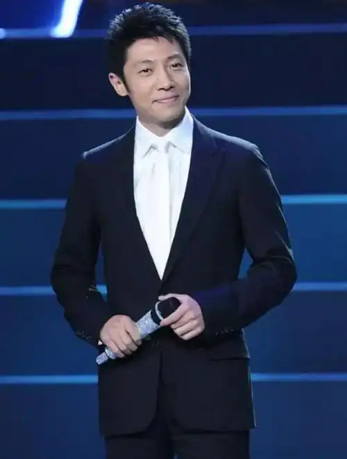 撒贝宁东莞录制节目被偶遇,穿白衬衫黑西裤儒雅帅气,大长腿抢镜