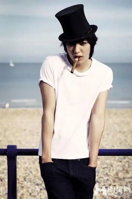 简介:继承者们李敏镐浴室大片曝光 帅气难挡,分享一组李敏镐图片给