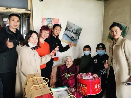 聚善社区走访看望百岁老人!